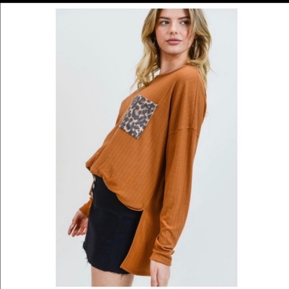 🔥$5🔥RIBBED TOP W/ LEOPARD PRINT PATCH POCKET- - Picture 3 of 4
